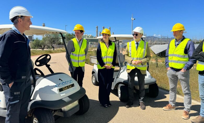 la-conselleria-de-educacion-y-universidades recibe-dos-vehiculos-electricos-de-parte-de-endesa-para-el -cifp-politecnico-llevant