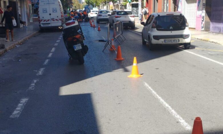 alicante-cierra-al-trafico-la-avenida-de-soto-ameno-por-la-rotura-de-un-colector