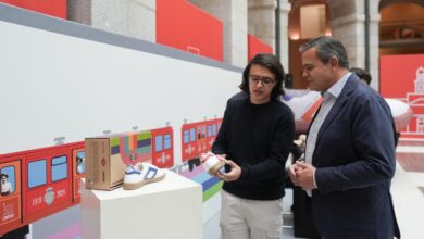 la-comunidad-de-madrid-celebra-el-105-aniversario-de-metro-con-la-edicion-especial-de-unas-deportivas-inspiradas-en-el-logo-y-los-colores-del-suburbano