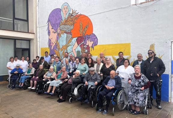 la-residencia-de-mayores-de-granatula-de-calatrava-pinta-un-mural-intergeneracional-en-homenaje-a-las-mujeres-rurales