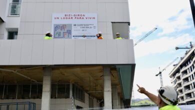 el-consejero-de-vivienda-y-agenda-urbana-y-el-alcalde-de-zarautz-visitan-las-obras-de-60-alojamientos-dotacionales-y-91-vpo-en-regimen-de-alquiler-en-la-zona-de-salberdin