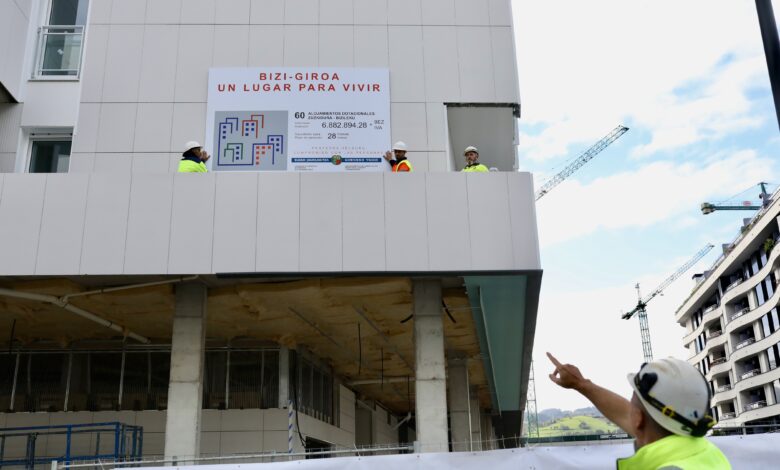 el-consejero-de-vivienda-y-agenda-urbana-y-el-alcalde-de-zarautz-visitan-las-obras-de-60-alojamientos-dotacionales-y-91-vpo-en-regimen-de-alquiler-en-la-zona-de-salberdin