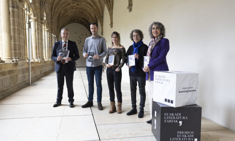 julia-otxoa,-aiora-jaka-y-jon-urzelai-los-ultimos-premiados-con-el-premio-euskadi-literatura-de-este-ano-2024.