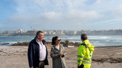 arrincan-os-traballos-para-levantar-a-duna-de-riazor,-que-que-protexera-o-paseo-maritimo-dos-posibles-temporais-costeiros-da-tempada-de-inverno