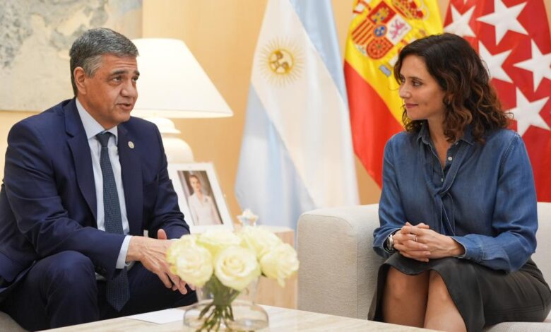 diaz-ayuso-recibe-en-la-real-casa-de-correos-al-jefe-de-gobierno-de-la-ciudad-de-buenos-aires