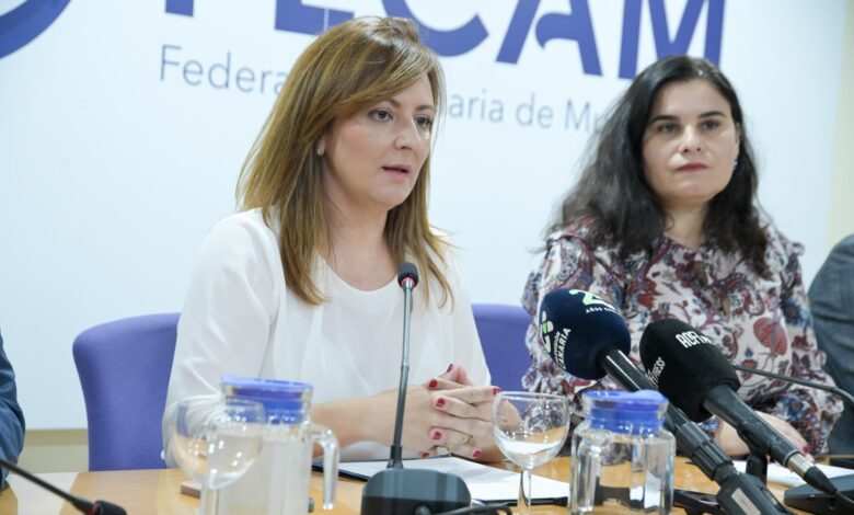 la-consejeria-de-presidencia-entrega-etilometros-y-equipos-informaticos-a-la-fecam-para-las-policias-locales