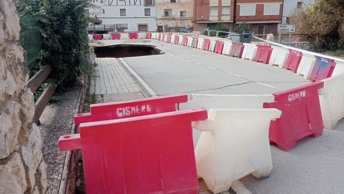 el-puente-sobre-la-cm-215-en-landete-permanecera-cortado-al-trafico-tanto-de-vehiculos-como-peatonal-en-los-proximos-dias