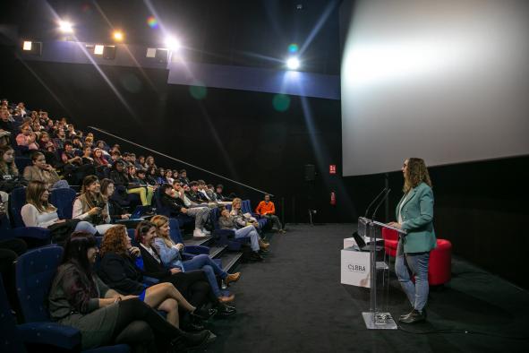 estefania-de-la-chica-serrano-y-raquel-gomez-troyano-recogen-los-premios-mujeres-en-el-cine-‘alice-guy’-del-gobierno-de-castilla-la-mancha