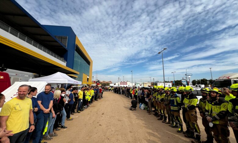 el-dispositivo-canario-de-emergencias-en-valencia-se-suma-al-minuto-de-silencio-en-recuerdo-de-las-victimas