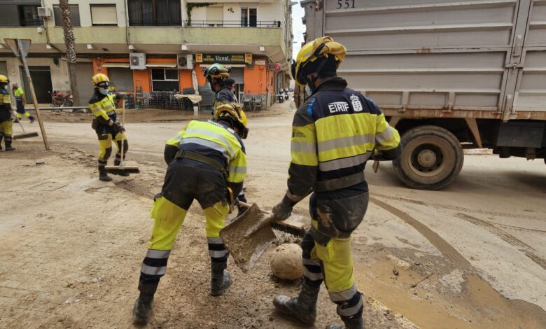 el-dispositivo-canario-de-emergencias-finaliza-la-limpieza-de-dos-avenidas-de-alfafar-para-que-reabra-un-colegio