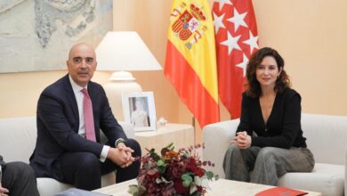 diaz-ayuso-recibe-en-la-real-casa-de-correos-al-presidente-de-airbus-en-espana