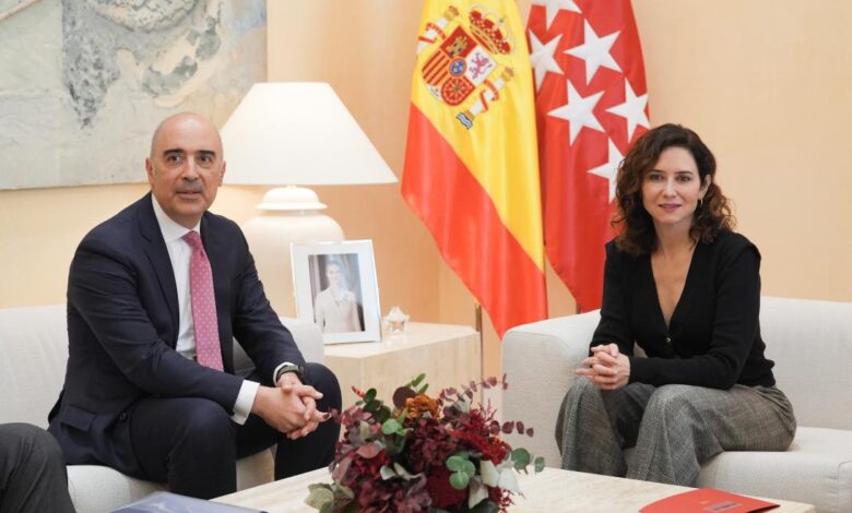 diaz-ayuso-recibe-en-la-real-casa-de-correos-al-presidente-de-airbus-en-espana