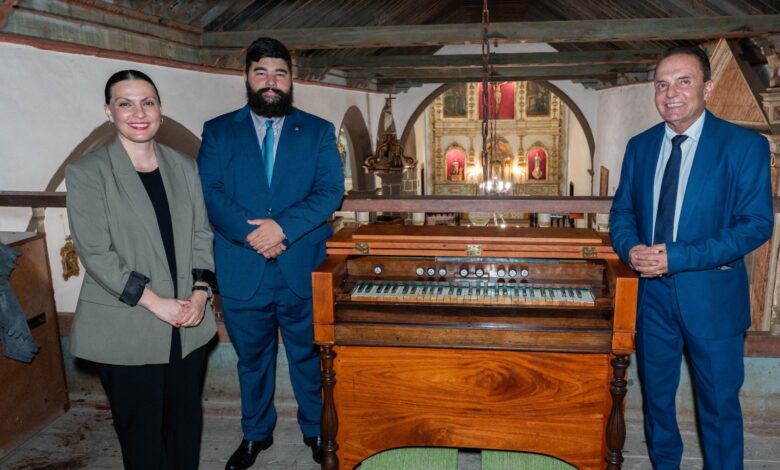 el-gobierno-de-canarias-y-el-ayuntamiento-de-tinajo-recuperan-el-armonio-historico-de-la-iglesia-de-san-roque