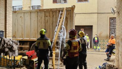 el-operativo-canario-de-emergencias-realiza-una-tecnica-pionera-en-el-vaciado-de-lodo-de-un-garaje-en-massanassa