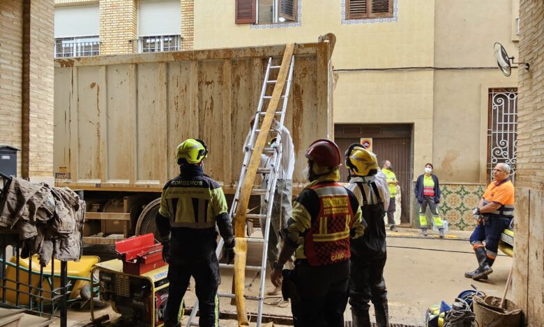 el-operativo-canario-de-emergencias-realiza-una-tecnica-pionera-en-el-vaciado-de-lodo-de-un-garaje-en-massanassa