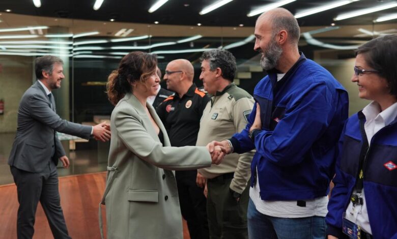 diaz-ayuso-agradece-la-ejemplar-respuesta-de-profesionales-y-voluntarios-madrilenos-desplazados-a-valencia-por-la-dana