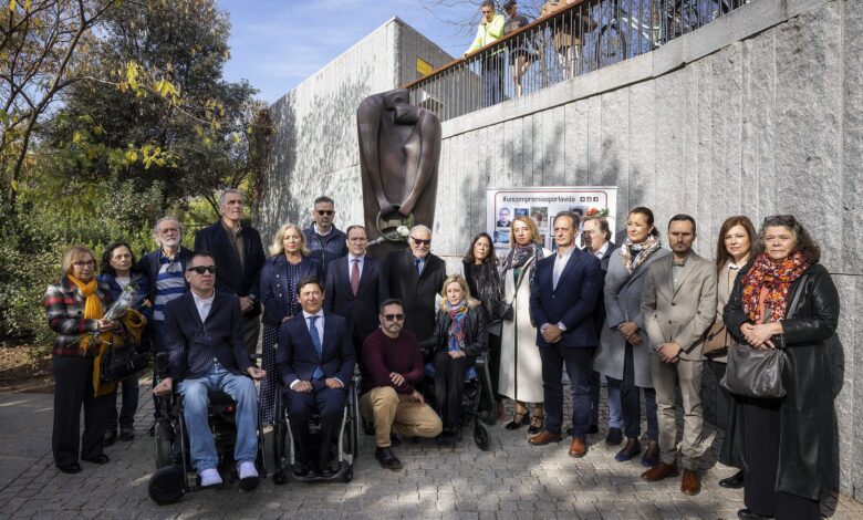 el-ayuntamiento-de-madrid-rinde-homenaje,-un-ano-mas,-a-las-victimas-de-la-seguridad-vial-junto-a-su-monumento-de-madrid-rio