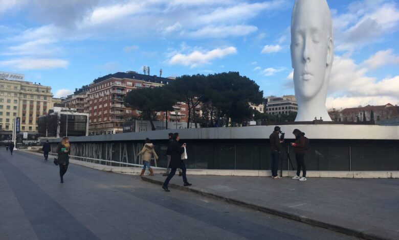 la-escultura-‘julia’,-de-jaume-plensa,-prorroga-su-permanencia-en-la-plaza-de-colon-un-ano-mas