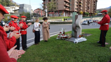 la-ertzaintza-recuerda-a-ana-isabel-arostegui-legarreta-y-a-javier-mijangos-martinez-de-bujo,-asesinados-por-eta-en-2001-en-beasain