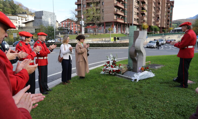 la-ertzaintza-recuerda-a-ana-isabel-arostegui-legarreta-y-a-javier-mijangos-martinez-de-bujo,-asesinados-por-eta-en-2001-en-beasain