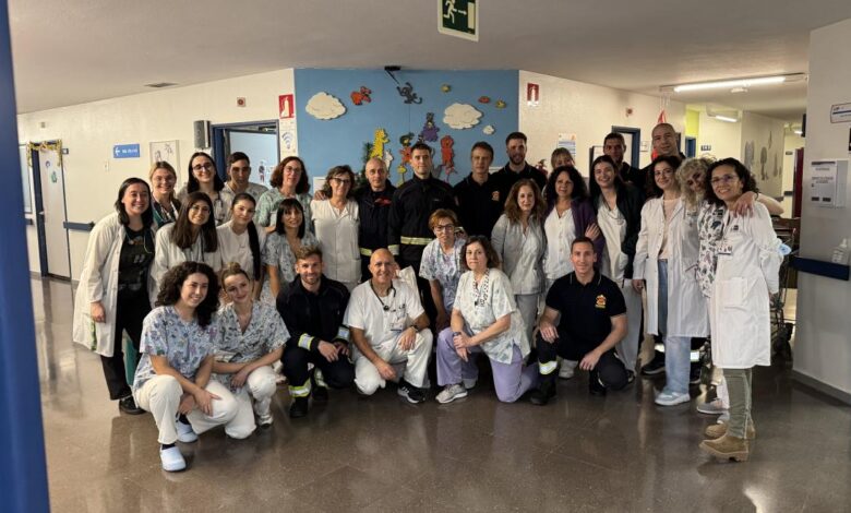 bomberos-de-la-comunidad-de-madrid-visitan-a-ninos-ingresados-en-hospitales-publicos-para-hacer-mas-llevadera-su-estancia-en-navidad