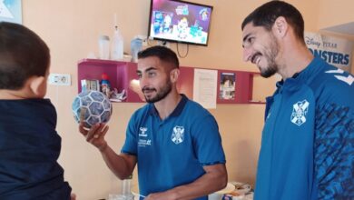 los-ninos-ingresados-en-los-hospitales-reciben-la-visita-de-los-jugadores-del-cd-tenerife