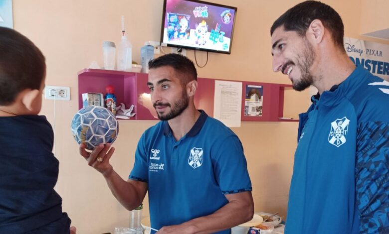 los-ninos-ingresados-en-los-hospitales-reciben-la-visita-de-los-jugadores-del-cd-tenerife