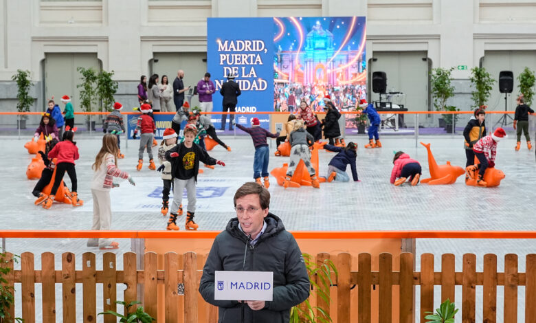 almeida-inaugura-la-pista-de-hielo-del-palacio-de-cibeles,-que-este-ano-homenajea-al-comercio-de-proximidad-de-la-ciudad