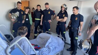 los-ninos-ingresados-en-el-hospital-publico-infanta-cristina-reciben-la-visita-de-bomberos-de-la-comunidad-de-madrid