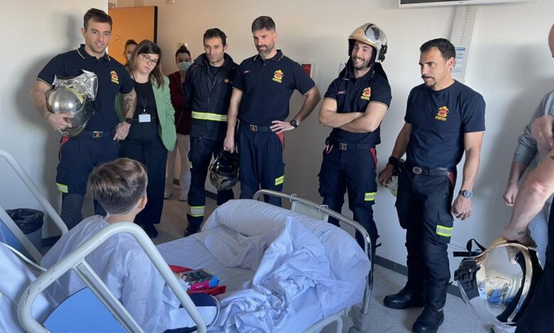 los-ninos-ingresados-en-el-hospital-publico-infanta-cristina-reciben-la-visita-de-bomberos-de-la-comunidad-de-madrid