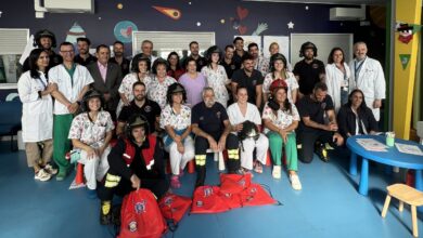 los-ninos-y-ninas-del-hospital-la-candelaria-reciben-la-visita-navidena-de-bomberos-de-tenerife