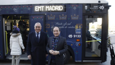 el-autobus-de-la-navidad-de-emt-madrid-llega-a-cibeles-para-recoger-las-cartas-a-los-reyes-magos