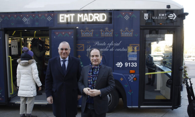 el-autobus-de-la-navidad-de-emt-madrid-llega-a-cibeles-para-recoger-las-cartas-a-los-reyes-magos