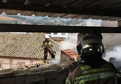 los-bomberos-de-la-diputacion-de-zaragoza-recuerdan-la-necesidad-de-hacer-un-buen-mantenimiento-de-chimeneas-y-estufas