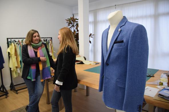 la-ceramica-de-talavera-de-la-reina-inspira-el-diseno-de-las-chaquetas-del-personal-de-castilla-la-mancha-en-fitur-de-la-mano-de-miriam-marquez