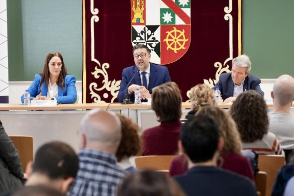 el-gobierno-regional-llevara-a-cabo-hasta-final-del-curso-escolar-un-total-de-1600-acciones-formativas-que-llegaran-a-alrededor-de-20.000-docentes