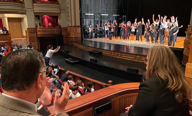 poli-suarez-asiste-a-la-clausura-del-proyecto-ubuntu-en-el-teatro-perez-galdos