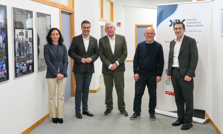 los-consejeros-jauregi-y-perez-iglesias-visitan-el-dipc-–-donostia-international-phisics-centre