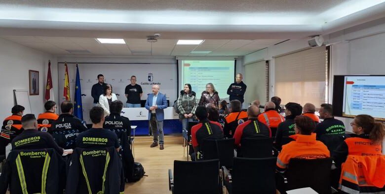 un-total-de-35-voluntarios-de-proteccion-civil,-policias-locales-y-bomberos-participan-en-dos-cursos-sobre-el-dea-y-el-mantenimiento-de-vehiculos