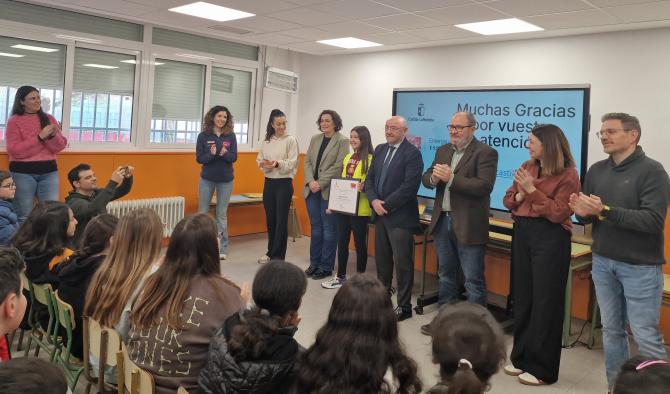 el-servicio-1-1-2-de-castilla-la-mancha-visita-el-colegio-ganador-del-concurso-de-dibujo-escolar-en-el-municipio-de-quintanar-del-rey