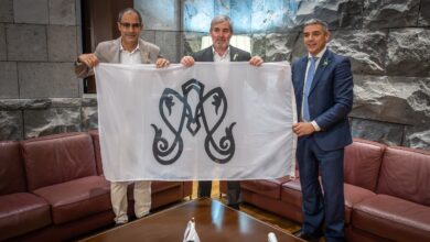 el-gobierno-recibe-la-bandera-bendecida-de-la-lxxi-bajada-de-la-virgen-de-los-reyes