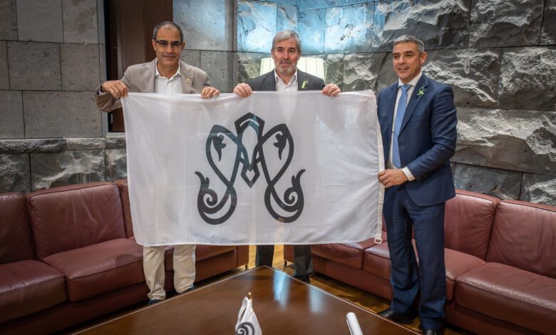 el-gobierno-recibe-la-bandera-bendecida-de-la-lxxi-bajada-de-la-virgen-de-los-reyes