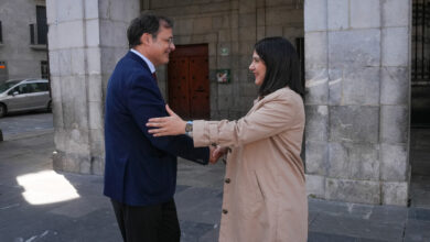 el-consejero-de-salud,-alberto-martinez,-visita-junto-a-la-alcaldesa-de-elgoibar,-maialen-gurrutxaga,-la-parcela-donde-se-levantara-el-nuevo-centro-de-salud