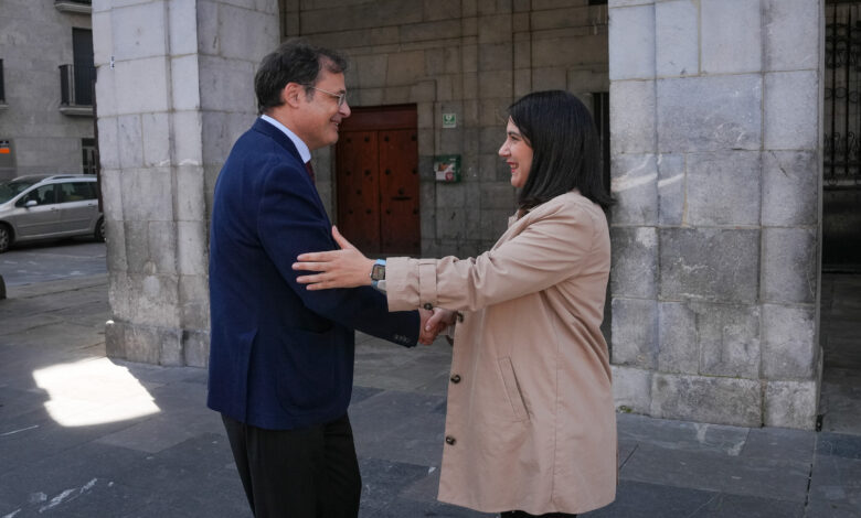 el-consejero-de-salud,-alberto-martinez,-visita-junto-a-la-alcaldesa-de-elgoibar,-maialen-gurrutxaga,-la-parcela-donde-se-levantara-el-nuevo-centro-de-salud