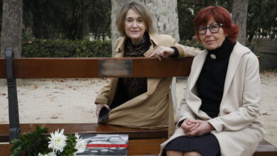 madrid-homenajea-a-personalidades-de-la-cultura-y-la-comunicacion-fallecidas-en-2023-con-placas-en-bancos-del-parque-del-retiro