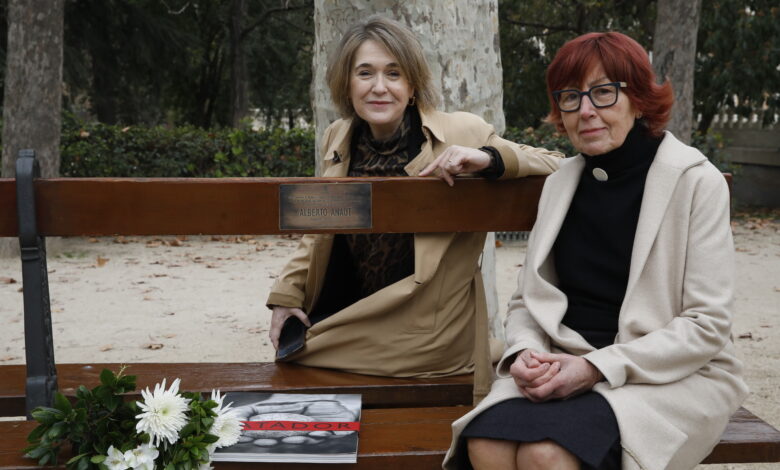 madrid-homenajea-a-personalidades-de-la-cultura-y-la-comunicacion-fallecidas-en-2023-con-placas-en-bancos-del-parque-del-retiro