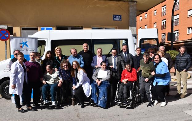 la-asociacion-afamit-de-tarancon-estrena-nuevo-vehiculo-adaptado-gracias-a-la-colaboracion-publico-privada