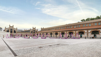 matadero-madrid-exhibe-en-la-semana-del-arte-una-gran-instalacion-con-tuberias-de-pvc-de-la-artista-lara-ruiz