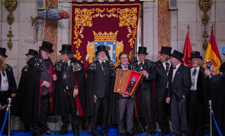 almeida-rinde-homenaje-al-“madrid-de-siempre”-en-la-despedida-del-carnaval-con-la-alegre-cofradia-del-entierro-de-la-sardina