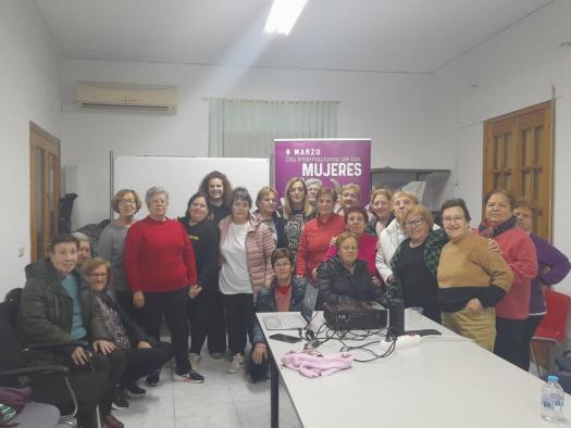 la-delegada-provincial-de-igualdad-pone-en-valor-la-evolucion-de-la-mujer-en-la-sociedad,-en-un-coloquio-en-bogarra